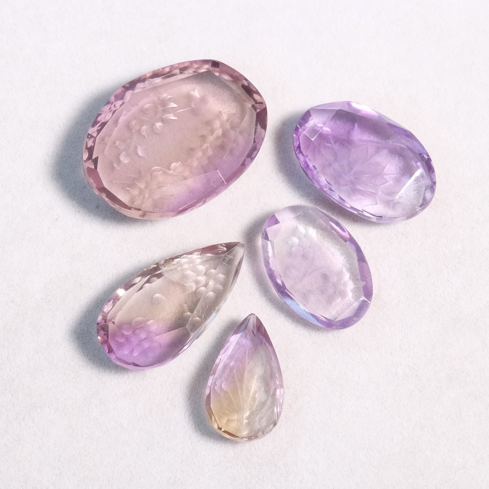 Pierre facettée gravée motif floral 29 x 22mm en Améthyste