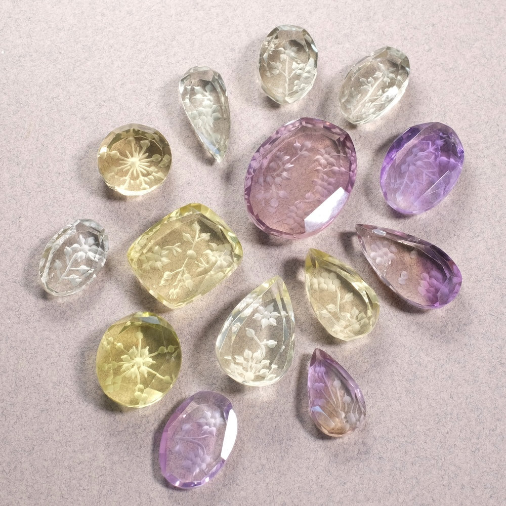 Pierre facettée gravée motif floral 29 x 22mm en Améthyste