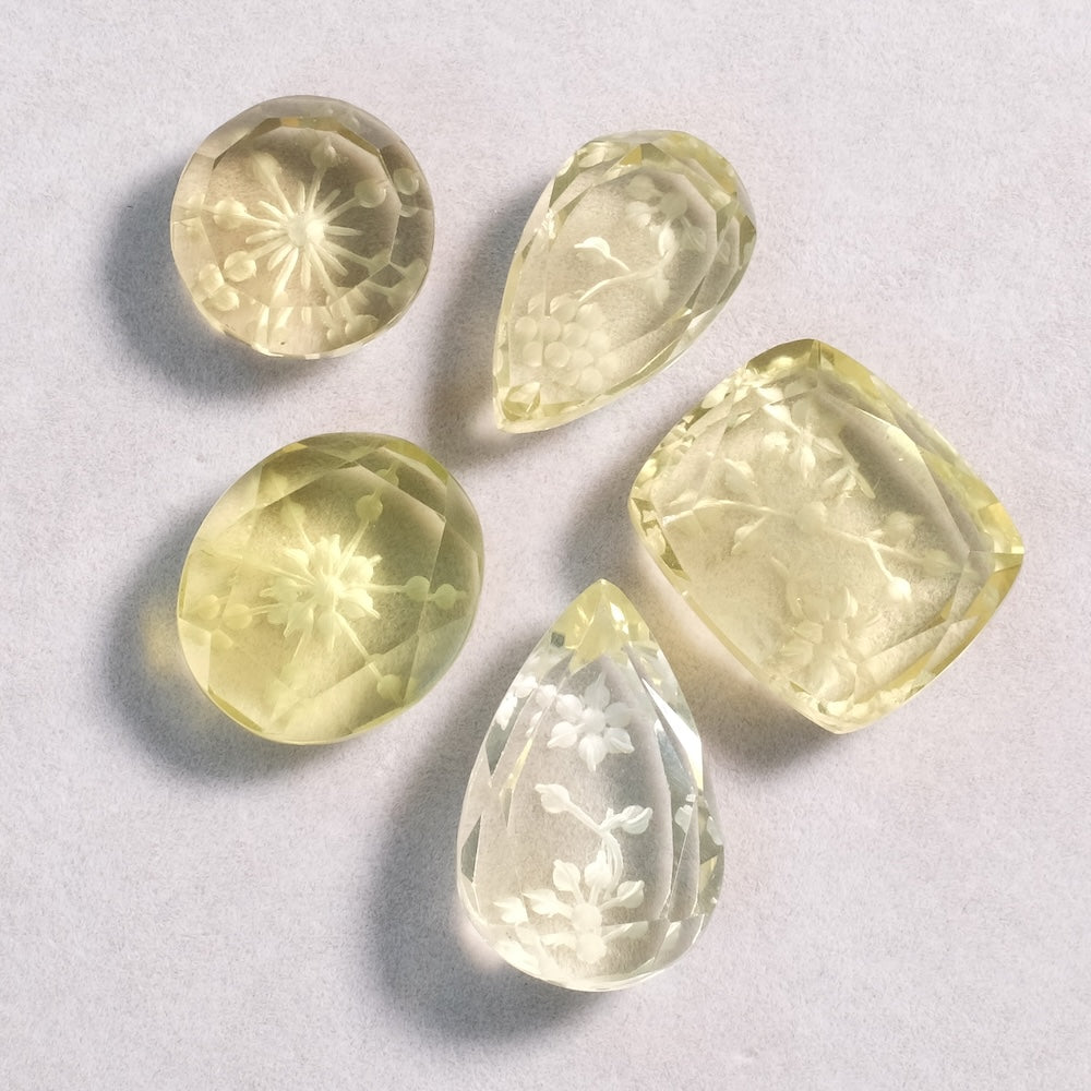 Pierre facettée gravée motif floral 21,6 x 18mm en Quartz citron