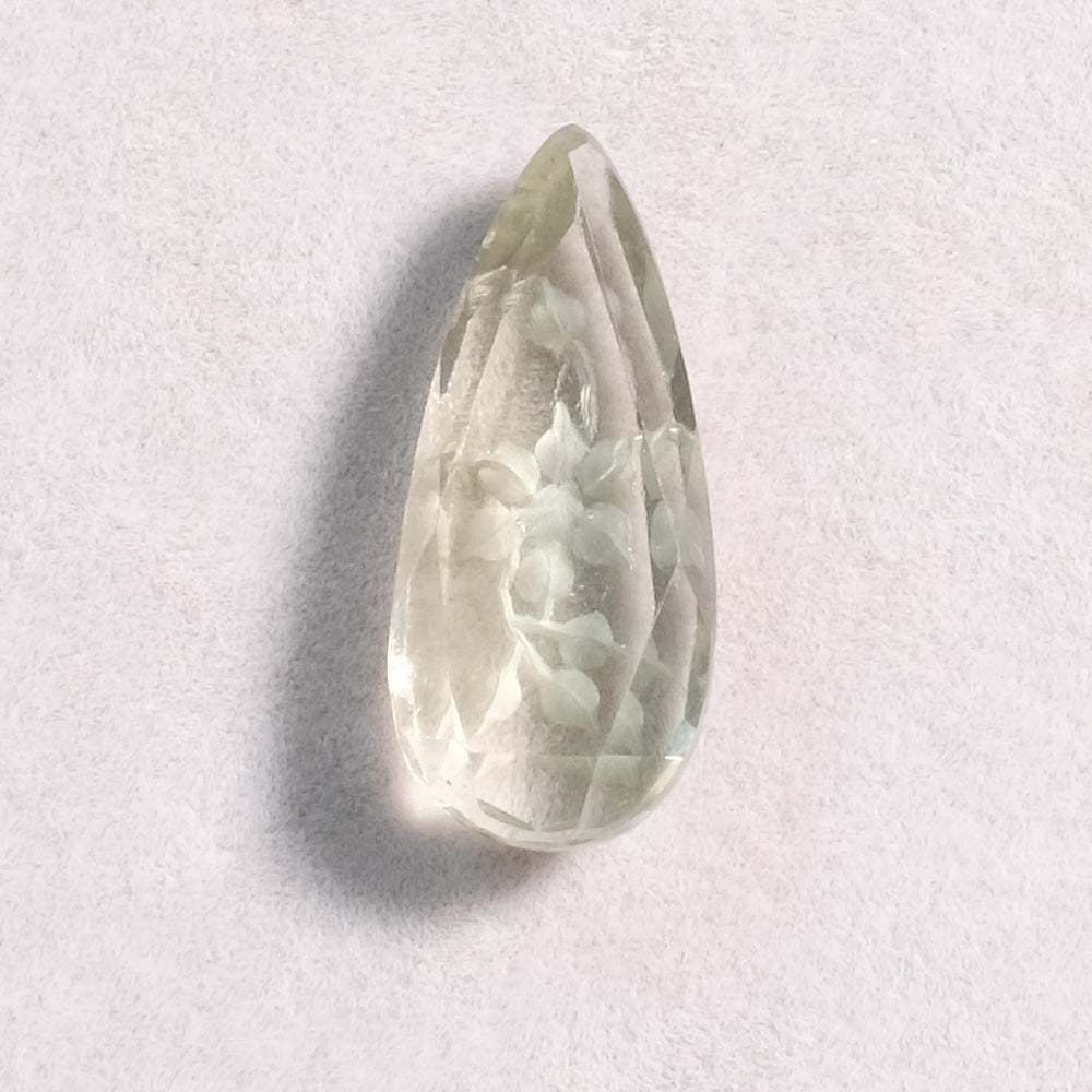 Pierre facettée gravée motif floral goutte 23 x 9,8mm en Quartz Prasiolite