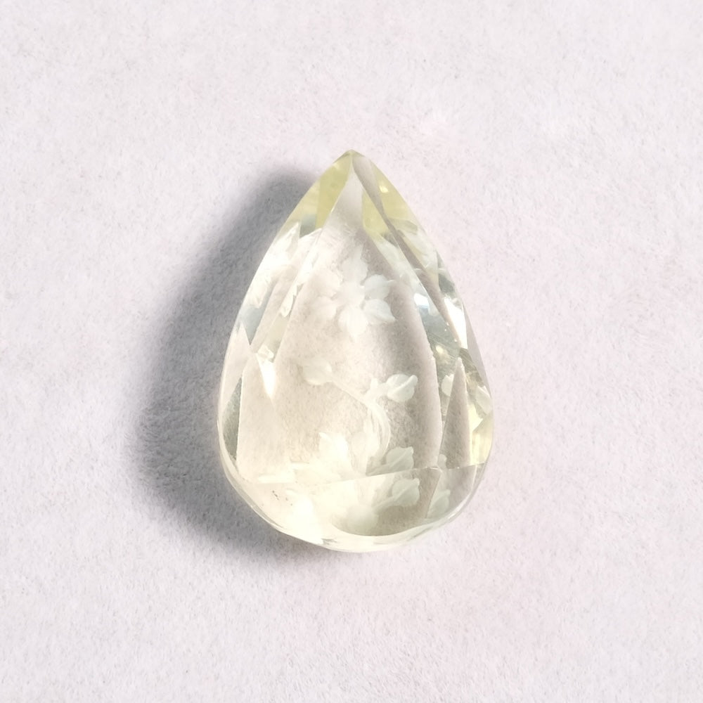Pierre facettée gravée motif floral goutte 24,3 x 15,5mm en Quartz citron
