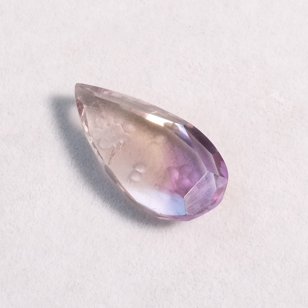 Pierre facettée gravée motif floral goutte 25 x 13mm en Améthyste