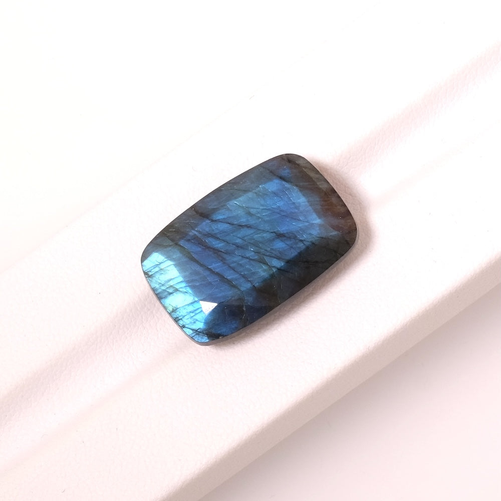 Pierre facettée rectangle 23,2 × 16 mm en labradorite