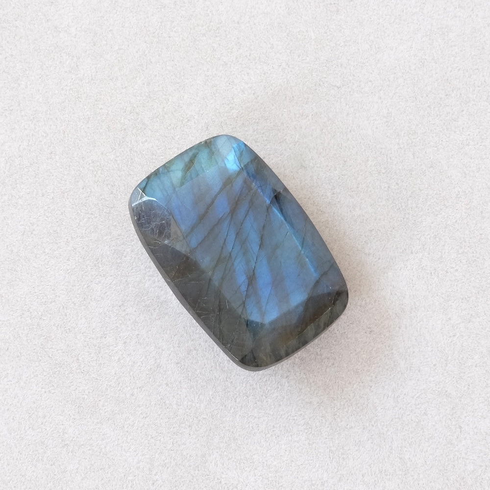 Pierre facettée rectangle 23,2 × 16 mm en labradorite