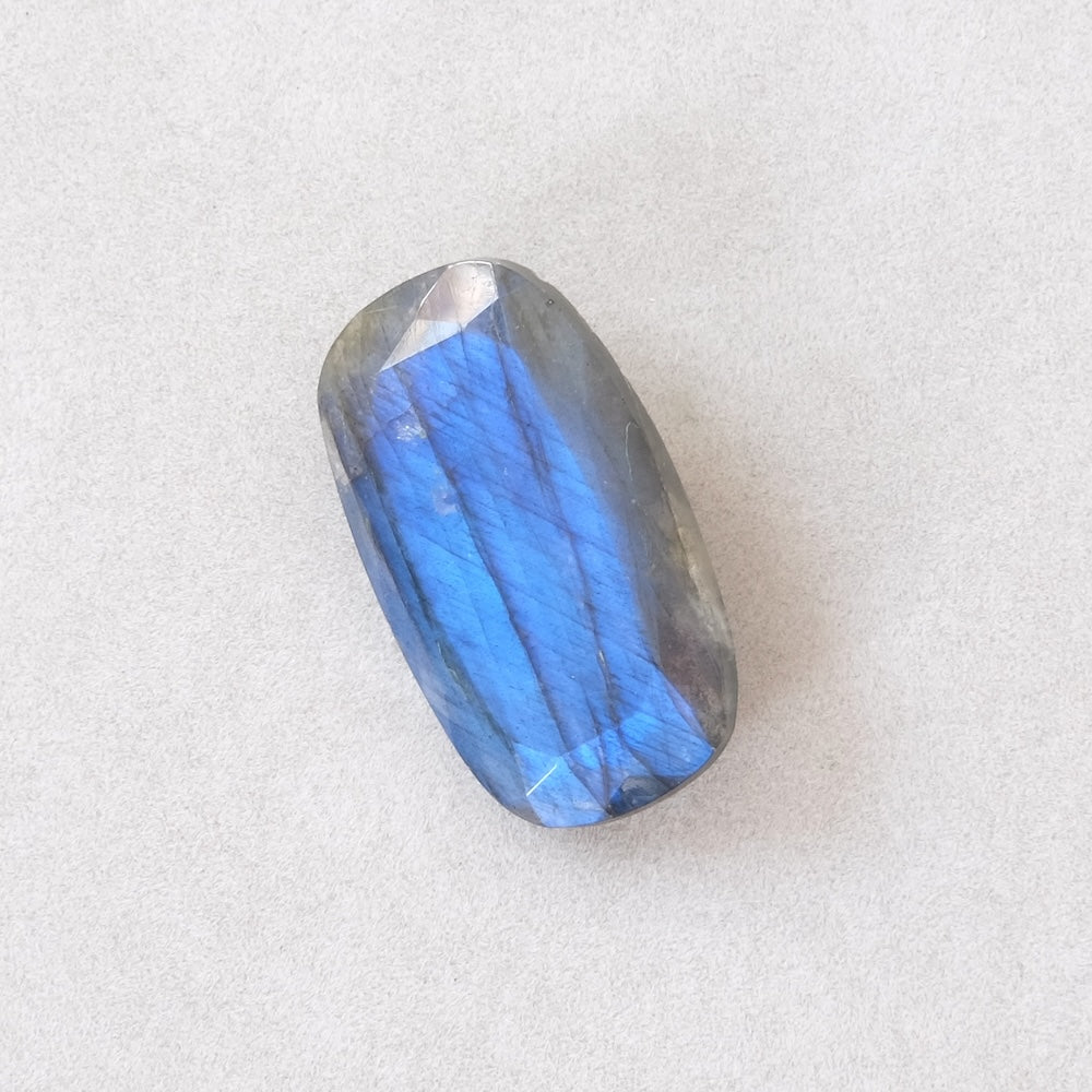 Pierre facettée rectangle 28 × 15,8 mm en labradorite