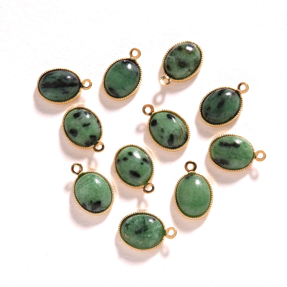Plusieurs pendentifs ovales Anyolite verte à inclusions de rubis sertis or fin 24K