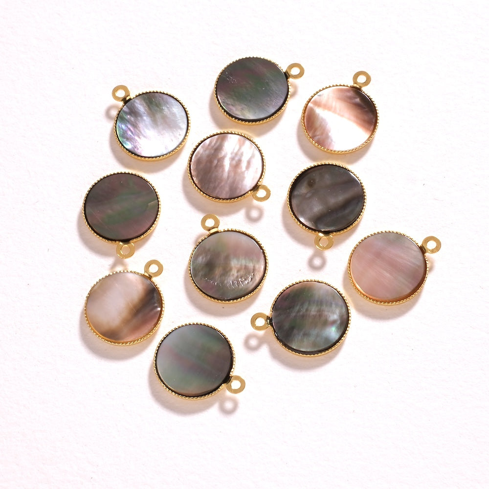 Plusieurs pendentifs ronds Nacre noire sertis or fin 24K