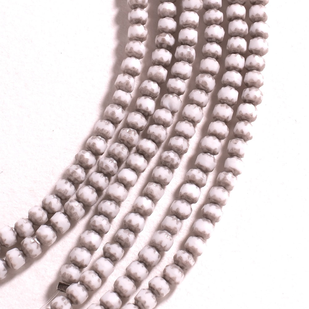 Fil de perles de Bohème baroques 4 mm en verre blanc opaque à patine grise
