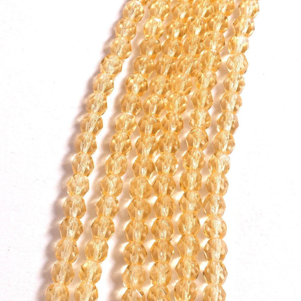 Rangs de perles facettées 6 mm jaune transparent, éclats de lumière sur les facettes