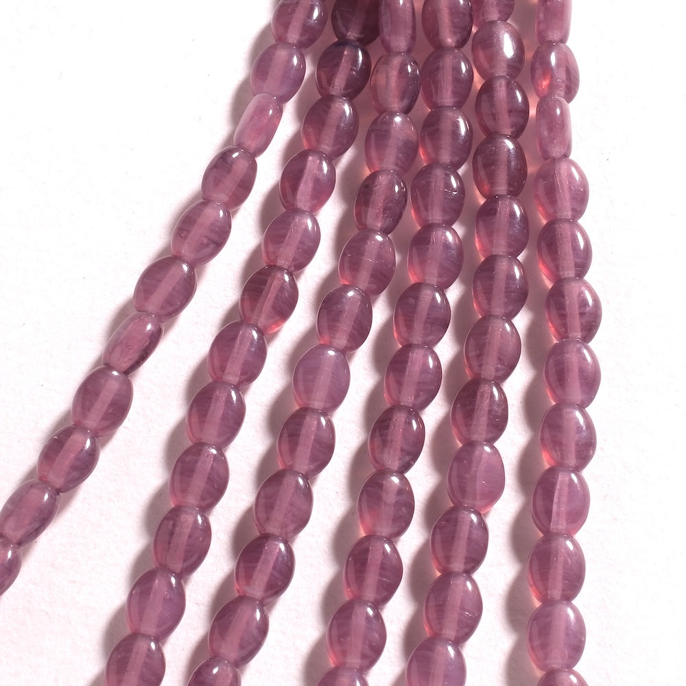 Rangs de perles ovales plates violet translucide 9 x 7 mm, surface lisse et polie