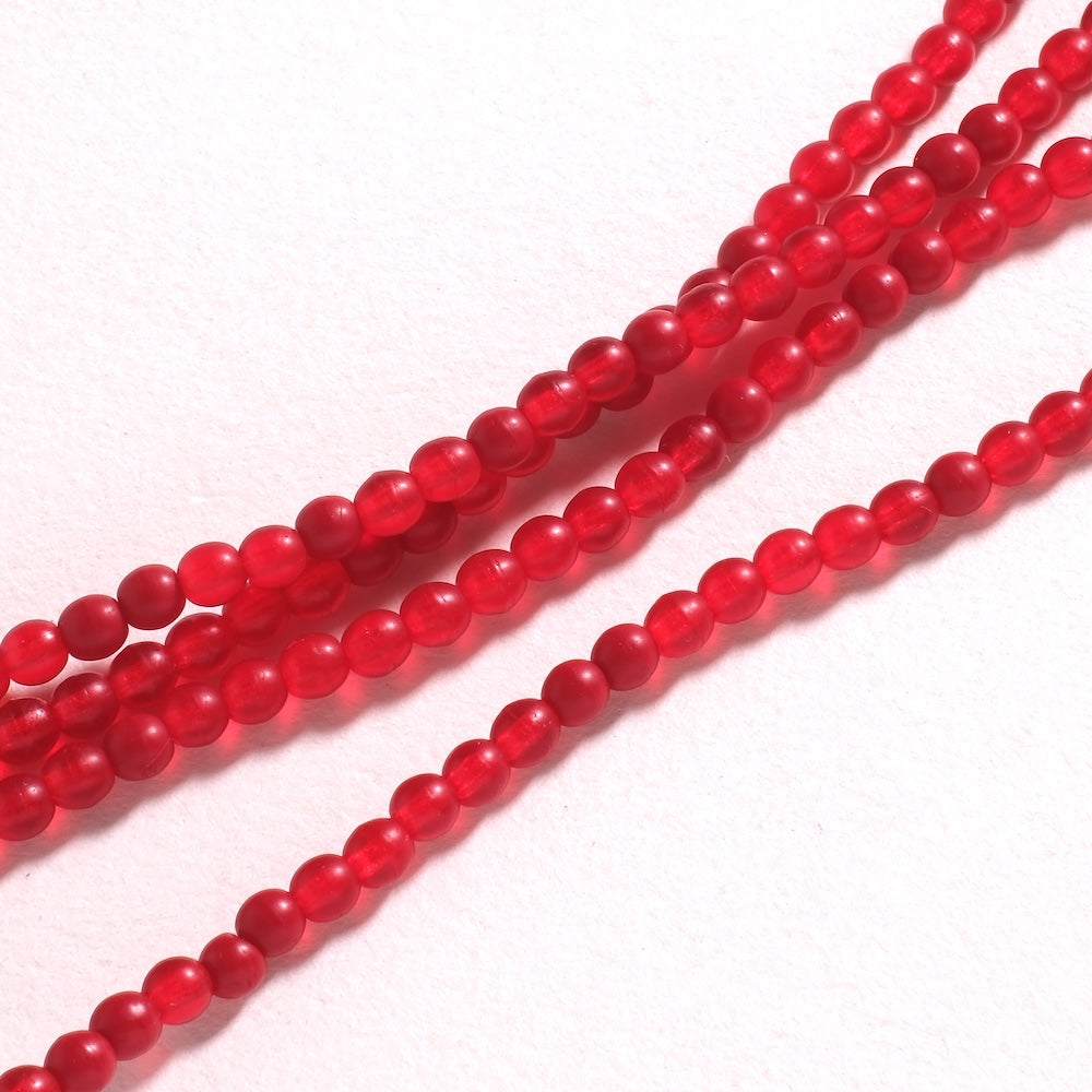 Fil de perles de Bohème rondes lisses 4 mm en verre rouge à l'aspect givré