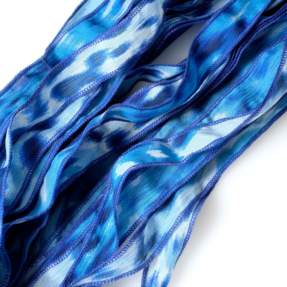 Ruban de soie motif imprimé Aqua nuance bleu