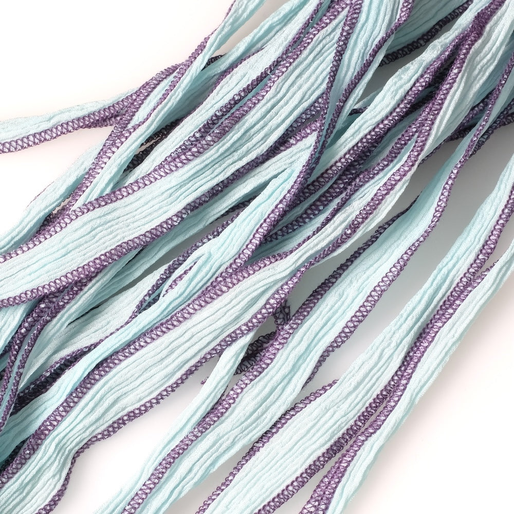 Ruban de soie teint à la main vert pastel couture violette