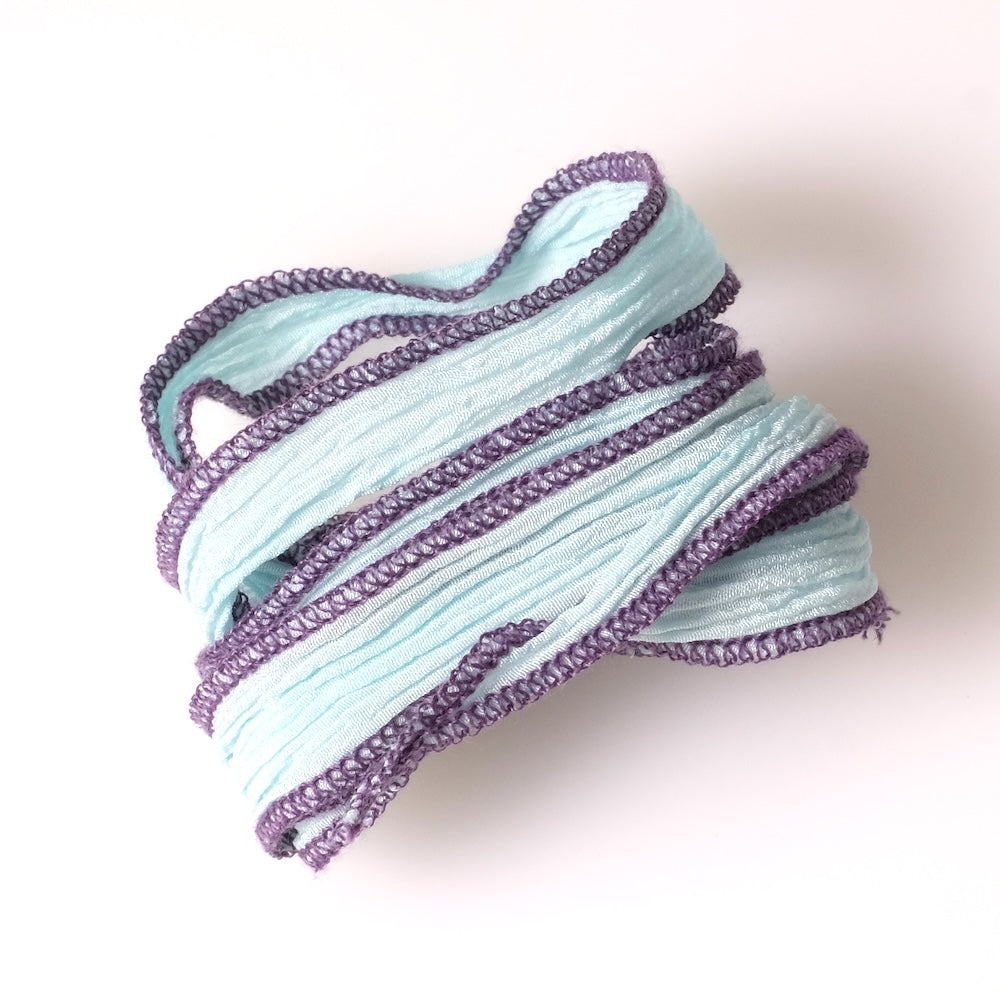 Ruban de soie teint à la main vert pastel couture violette