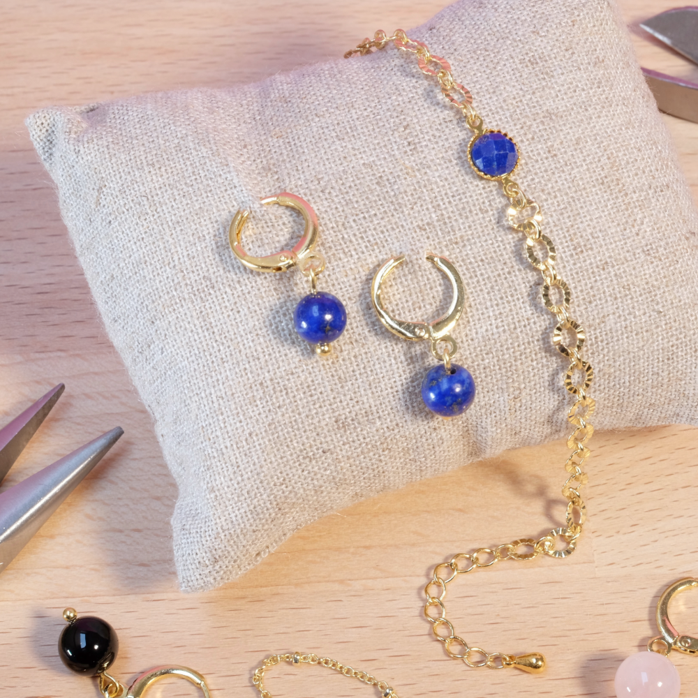 Bijoux dorés à l'or fin avec perles et outils de création.