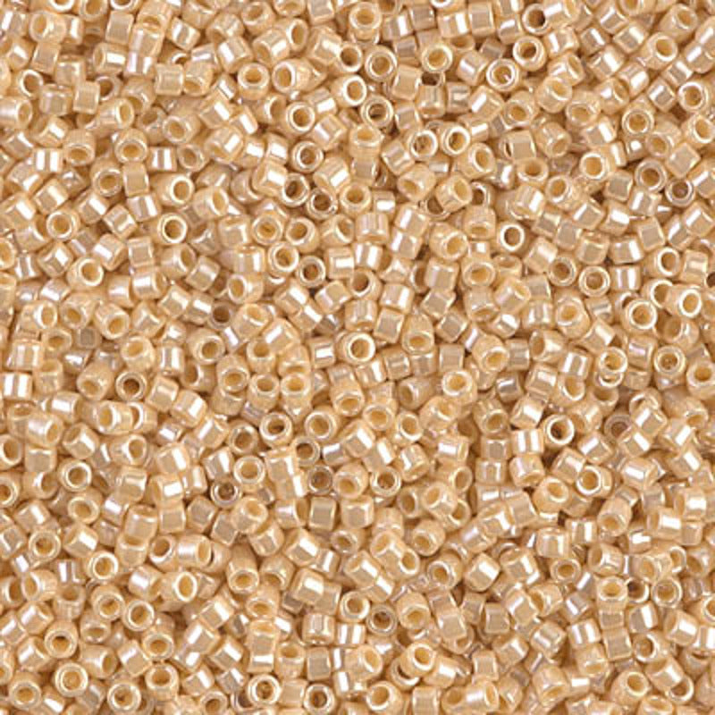 Perles Miyuki Delica 11/0 poire opaque lustré DB1561