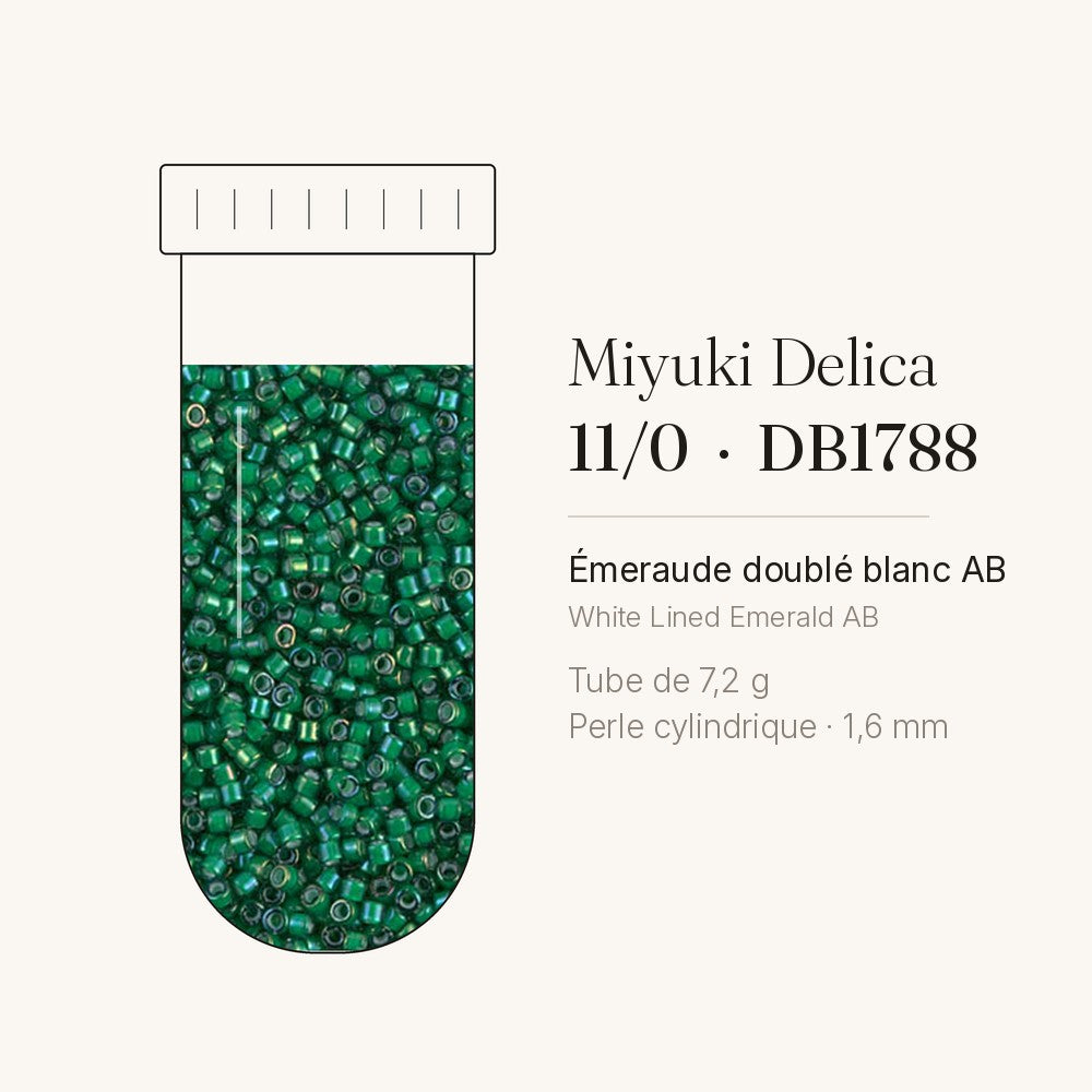Tube de 7,2 g de perles Miyuki Delica 11/0 DB1788 émeraude doublé blanc AB