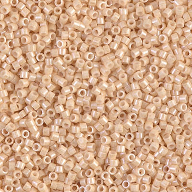 Perles Miyuki Delica 11/0 beige antique Ceylan DB0204