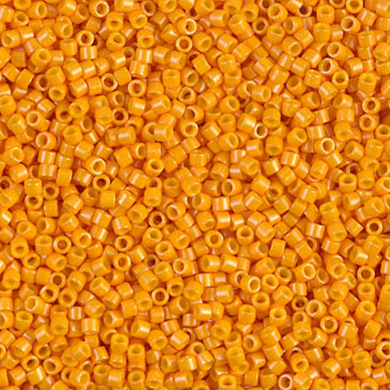 Perles Miyuki Delica 11/0 jaune courge opaque teinté DB0651