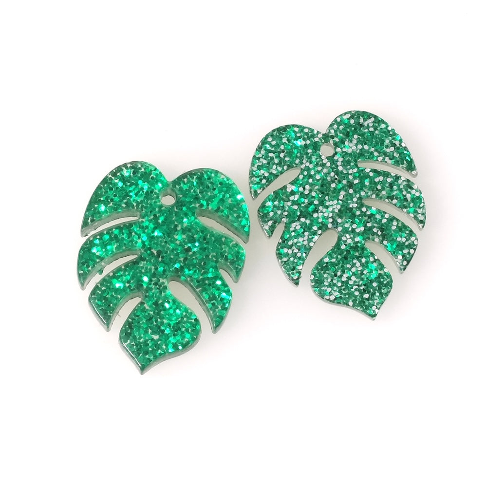2 pendentifs feuille de Monstera en acétate vert pailleté