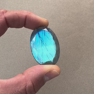 Pierre facettée ovale 48 x 31mm en Labradorite 