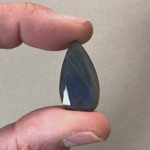Pierre facettée goutte 30 × 16 mm en labradorite