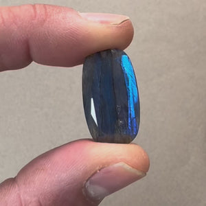 Pierre facettée rectangle 28 × 15,8 mm en labradorite