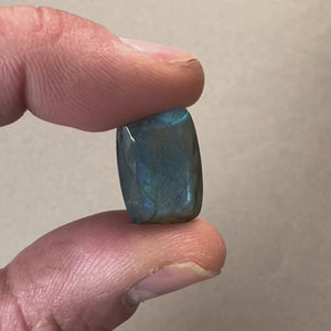 Pierre facettée rectangle 21,3 × 14,1 mm en labradorite