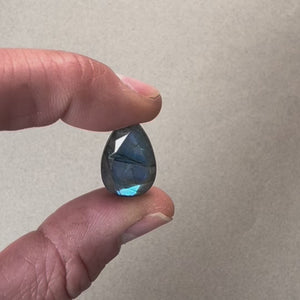 Pierre facettée goutte 23,4 × 15,2 mm en labradorite