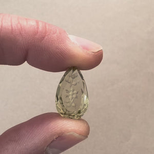 Pierre gravée goutte — quartz citron