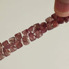 Vidéo des perles triangles facettées en quartz fraise naturel