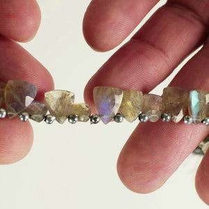 Vidéo des perles triangles facettées en labradorite naturelle et de leurs reflets