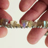 Vidéo des perles triangles facettées en labradorite naturelle et de leurs reflets