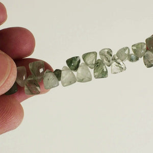 Vidéo des perles triangles facettées en préhnite à aiguilles d'épidote