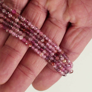 Vidéo du fil de perles en spinelle multicolore facetté 3 mm, tons framboise
