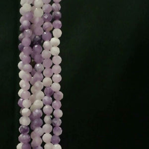 Vidéo du fil de perles rondes facettées 5 mm en lépidolite naturelle, nuances lilas et violet