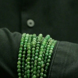 Vidéo du fil de perles rondes facettées 4 mm en fuchsite naturelle, vert forêt pailleté