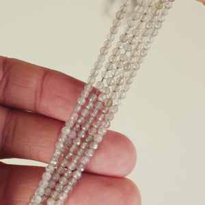 Vidéo du fil de perles rondes facettées 3 mm en agate grise naturelle