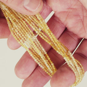 Vidéo du fil de perles rondes facettées 2 mm en citrine chauffée, en dégradé