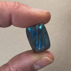 Pierre facettée rectangle 23,2 × 16 mm en labradorite
