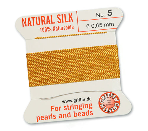 Fil de soie naturelle Griffin ocre de 0,65 mm sur une carte.