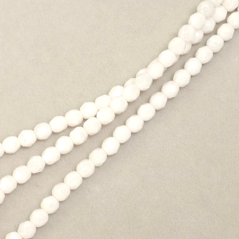 Fil de perles de Bohème rondes facettées blanc opaque 4mm