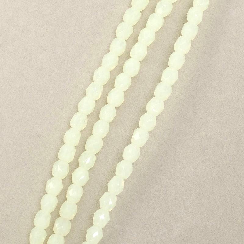 Fil de perles de Bohème rondes facettées jaune pastel opaque 4mm