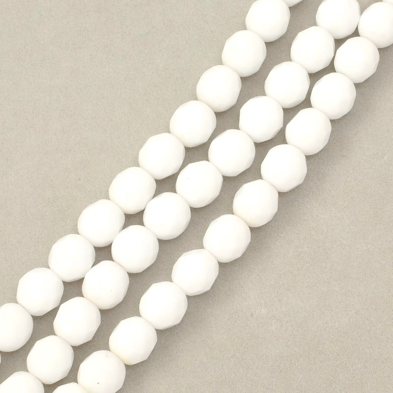 Fil de perles de Bohème rondes facettées blanc opaque 8mm