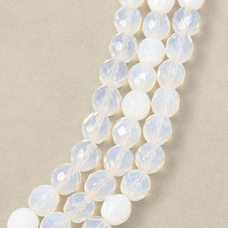 Fil de perles de Bohème rondes facettées blanc opaline 10mm