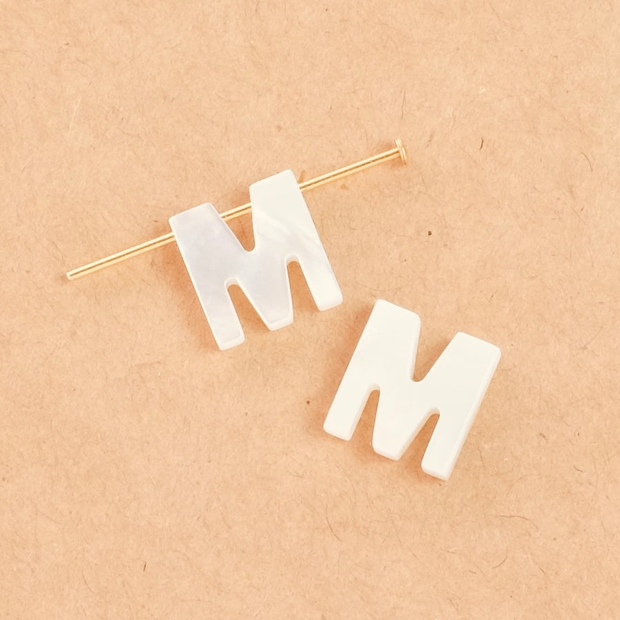Perle lettre M de nacre naturelle