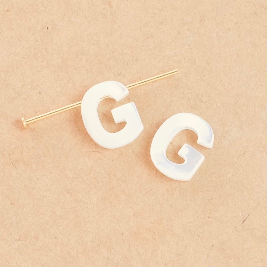 Perle lettre G de nacre naturelle