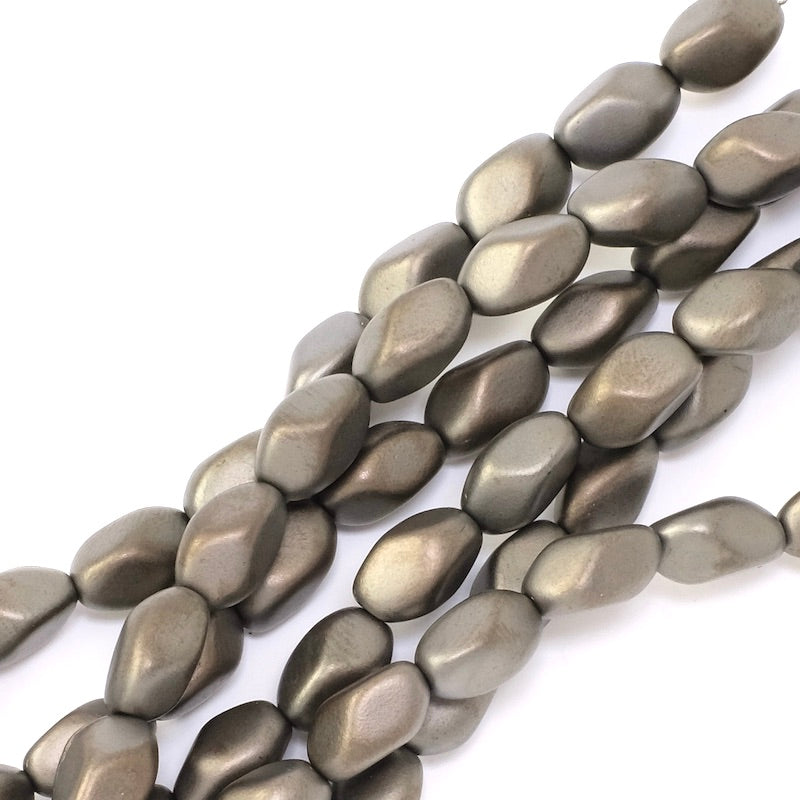 Fil de perles de Bohème ovales twistées 11x7mm taupe métallisé