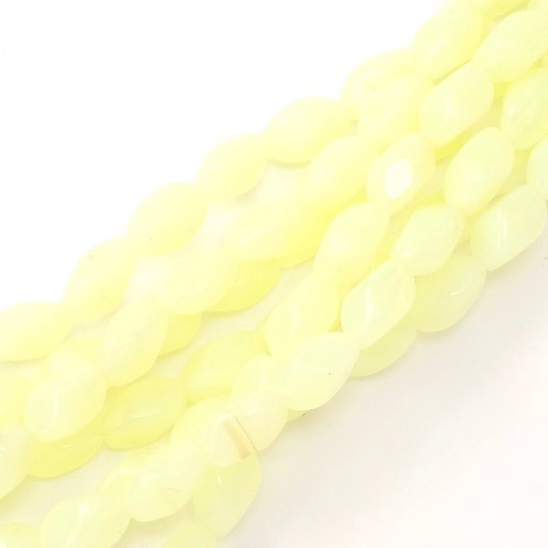 Fil de perles de Bohème ovales twistées 11x7mm jaune pastel