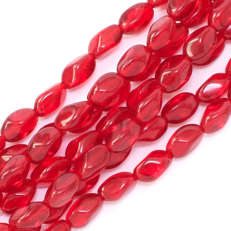 Fil de perles de Bohème ovales twistées 11x7mm rouge transparent